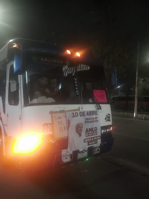 Asistentes al Zócalo abordan camiones de regreso a Puebla.