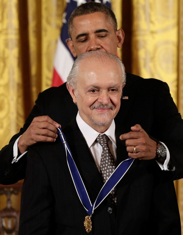 El entonces presidente de Estados Unidos, Barack Obama, entrega la Medalla Presidencial de la Libertad a Mario Molina en 2013.