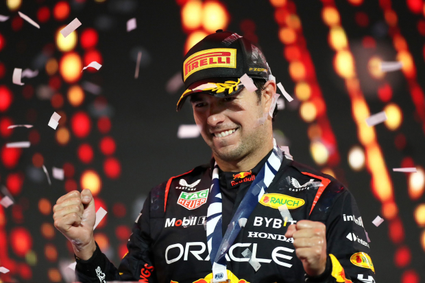 Checo Pérez celebra tras su victoria en el Gran Premio de Arabia Saudita de F1.