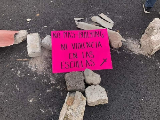 Familiares de la menor fallecida en Teotihuacan protestaron en la Secundaria 518 para exigir justicia, el viernes.