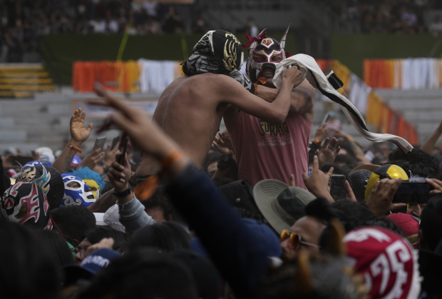 Lost Acapulco pone a bailar a sus fans enmascarados en el Vive Latino.