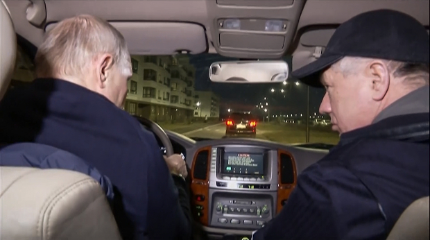 El líder ruso conduce un auto junto a su vice primer ministro, Marat Khusnullin.