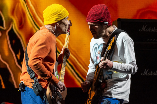 Los Red Hot Chili Peppers pusieron a rockear con éxitos como "Sacar Tissue" en el escenario principal del Vive Latino.