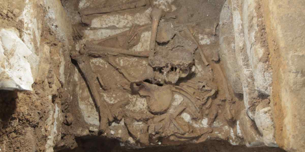 El hallazgo de una cámara funeraria en la Zona Arqueológica de Palenque: entierro primario de un esqueleto humano íntegro, y un entierro secundario.