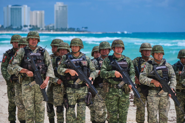 Elementos de seguridad en playas del Caribe Mexicano.