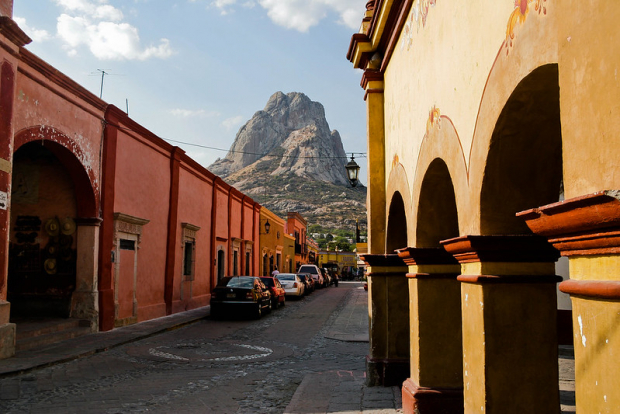Visitar un Pueblo Mágico es una excelente opción para descansar en Semana Santa; en foto: Bernal, Querétaro.