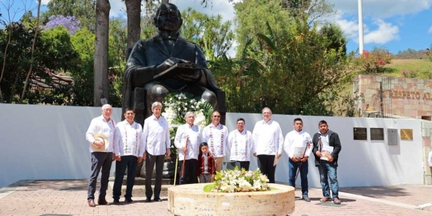 El gobernador de Oaxaca dijo que Benito Juárez encabezó la lucha contra las estructuras coloniales, unió a una nación desgarrada y vulnerada por una guerra injusta que hizo perder más de la mitad del territorio mexicano.
