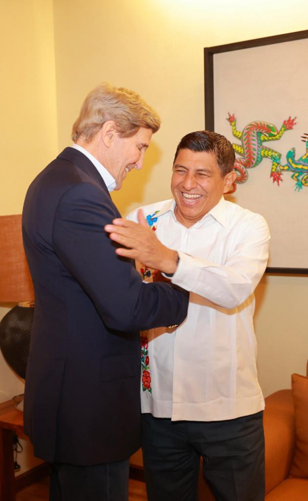 El gobernador de Oaxaca y líder de la CONAGO, Salomón Jara junto al enviado presidencial especial de los Estados Unidos para el Clima, John Forbes Kerry.