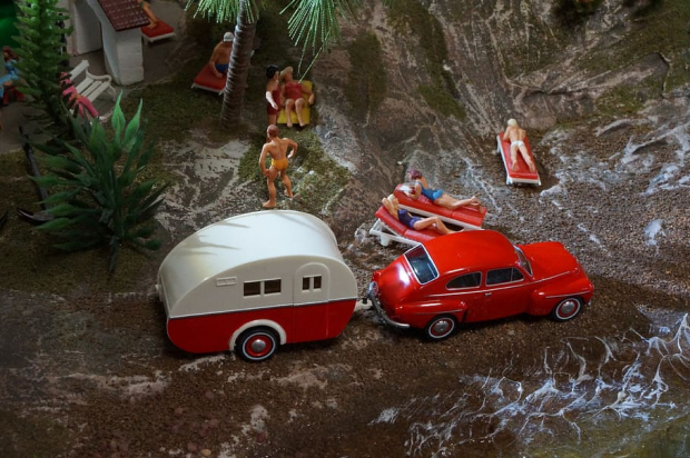 El diorama muestra a algunas figuran recreado una escena vacacional