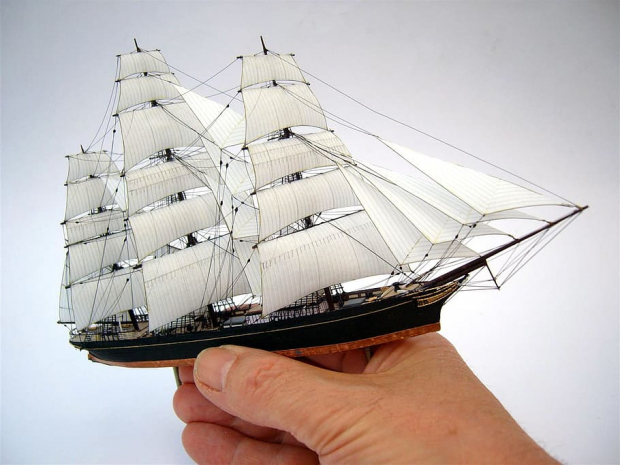 Un barco más pequeño que la palma de la mano