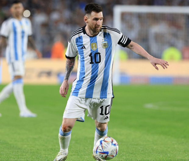 Lionel Messi conduce el balón en el partido entre Argentina y Panamá.