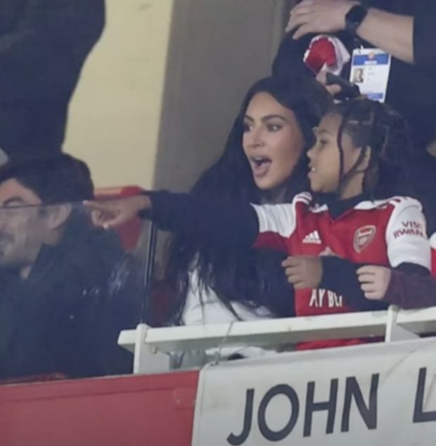 Kim Kardashian ​acudió al Arsenal vs Sporting de Portugal en los octavos de final de la Europa League