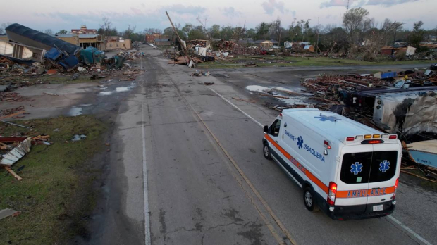 Equipos de emergencia atienden estragos de tornados en Mississippi.