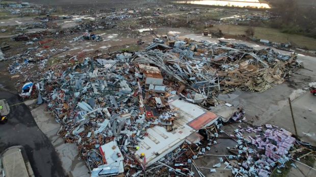 Escombros que dejaron los tornados en Mississippi.