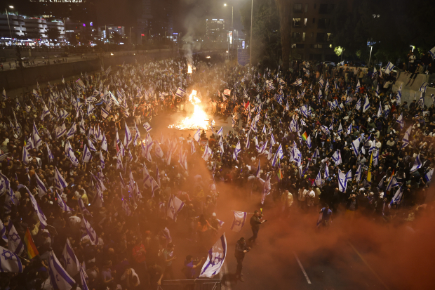 Disidentes realizan quemas en las calles y ondean banderas de Israel.