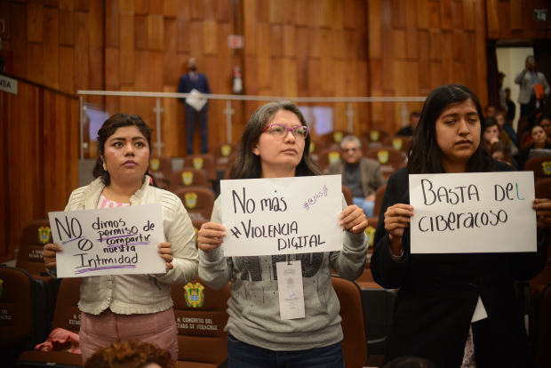 Un grupo de mujeres protesta en el pleno de Veracruz pidiendo cese el ciberacoso, en imagen de archivo.
