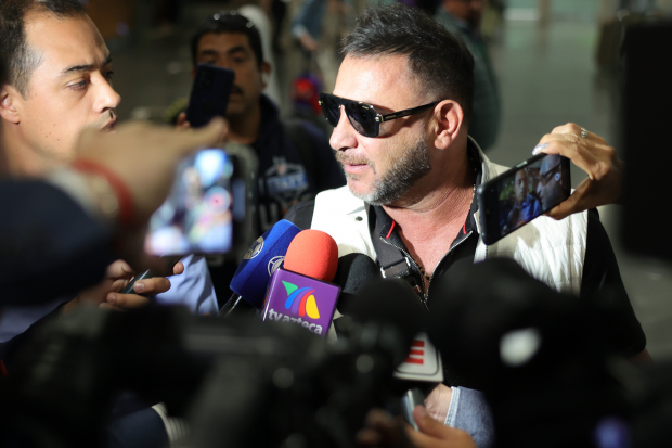 El "Turco" atiende a los medios de comunicación a su llegada a la Ciudad de México para firmar con los Pumas.