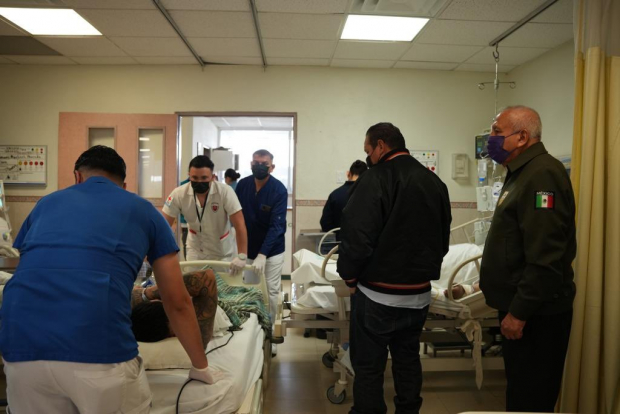 Francisco Garduño (der.) en una de sus visitas a los hospitales donde se encuentran las víctimas del incendio.