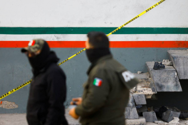 Elementos de seguridad revisan instalaciones del Instituto Nacional de Migración donde ocurrió el incendio, en Ciudad Juárez.