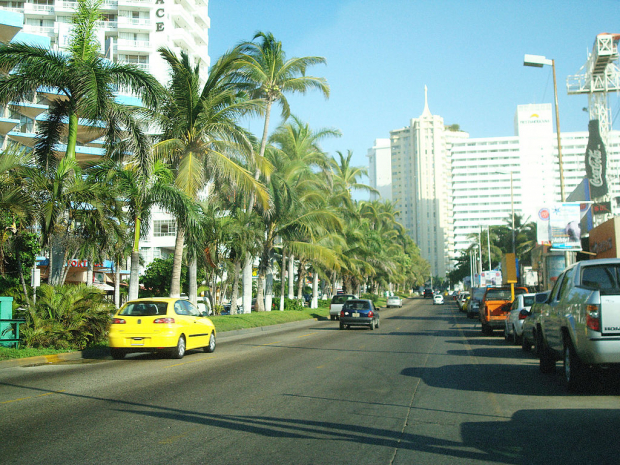 Llegar en automóvil en Acapulco es una opción económica para las familias.