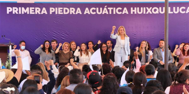 La presidenta municipal, Romina Contreras Carrasco, colocó la primera piedra de la primera “Acuática Huixquilucan”.