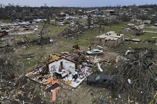 Numerosas casas quedaron destruidas tras el paso de un tornado en Rolling Fork, Mississippi, según esta imagen del domingo 26 de marzo de 2023