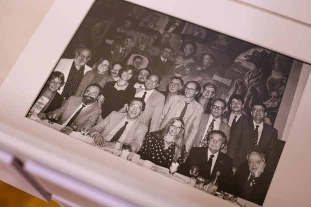 Los visitantes podrán admirar fotografías históricas de Octavio Paz con figuras de la cultura del país,