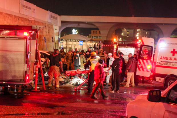 Paramédicos atienden a migrantes en albergue que se incendió en Ciudad Juárez, el martes pasado.