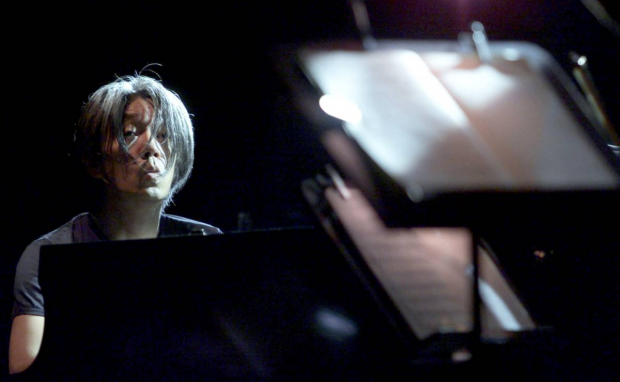 Ryūichi Sakamoto durante un concierto en Roma.