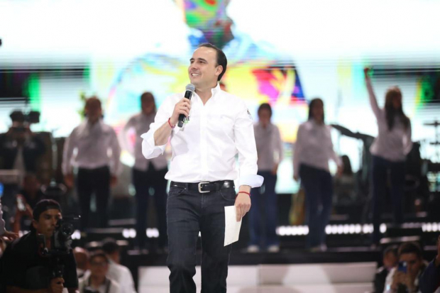 Manolo Jiménez se acompañó de familiares y de militantes del PRI, PAN y PRD para inaugurar campaña.
