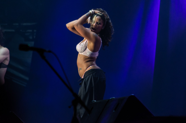La rapera dominicana Tokischa se apodera del AXE Ceremonia con un show lleno de sensualidad y canciones con las que rompe tabúes. Interpreta temas como "Linda