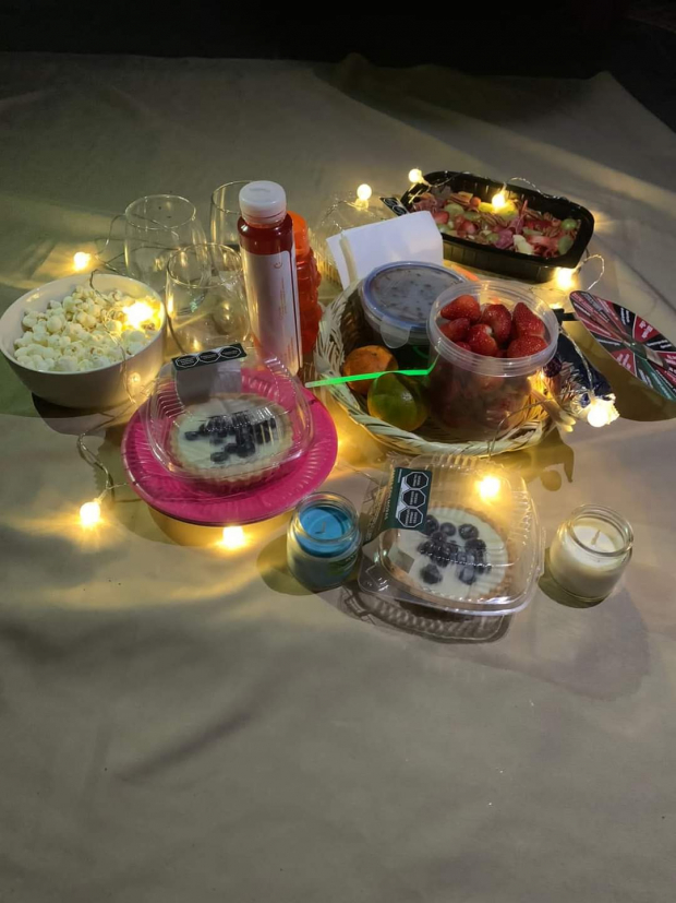 ¡Lleva tus alimentos y bebidas favoritas! Para hacerlo más romántico puedes poner velas.