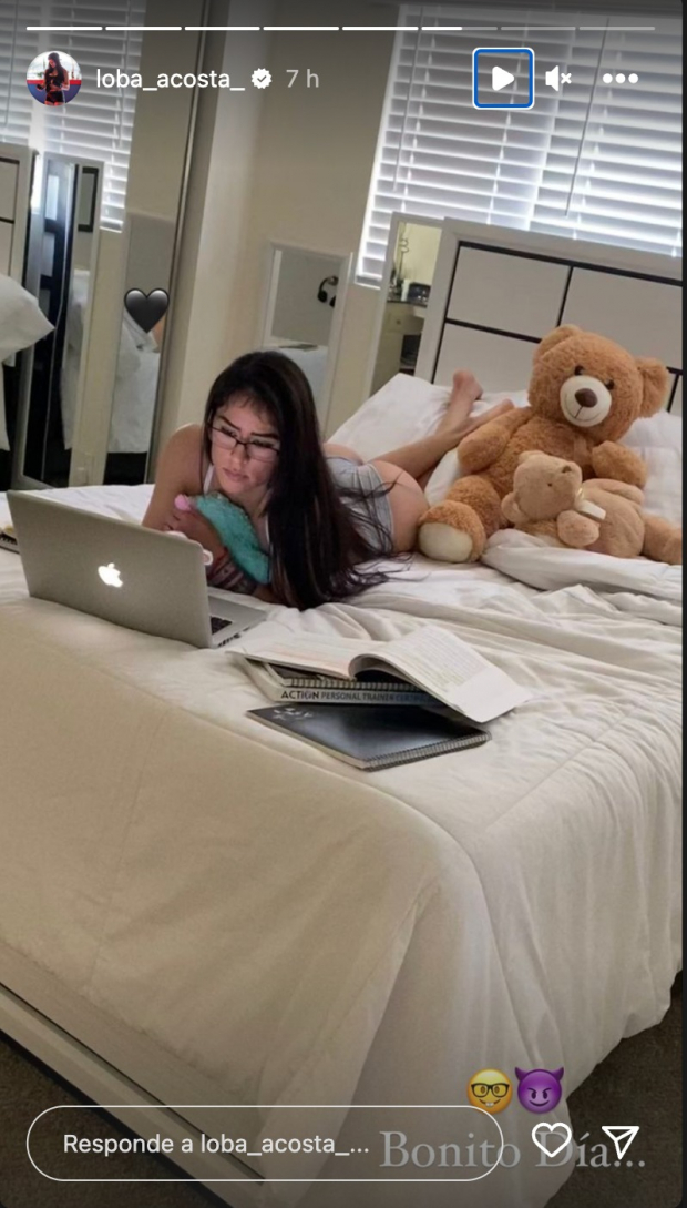 La 'Loba' Acosta compartió una foto estudiando sobre su cama.