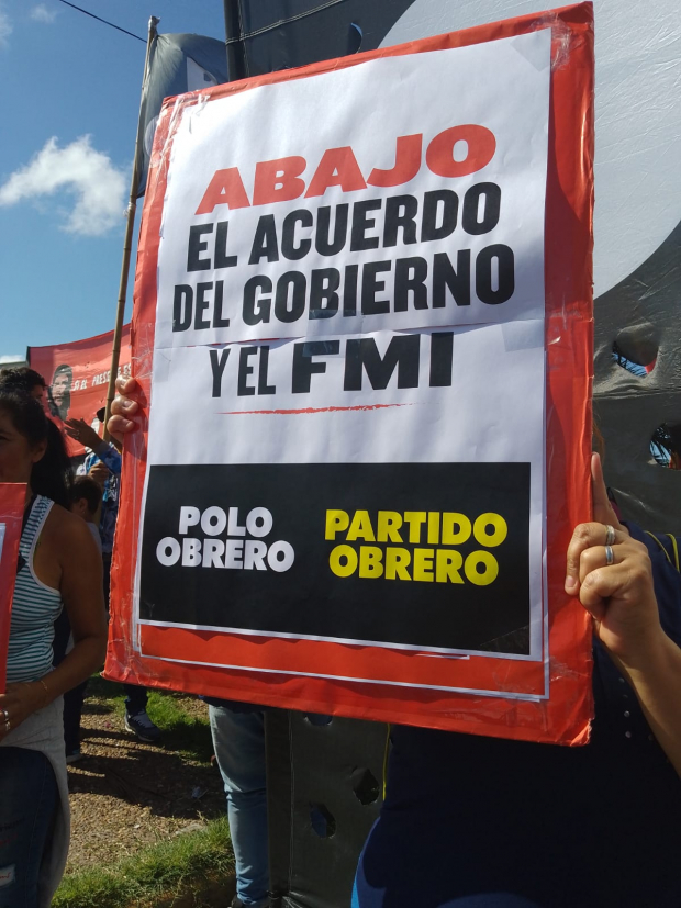 Cártel de manifestante durante el "Piquetazo Nacional" que se realiza este miércoles en todas las provincias de Argentina para pedir medidas contra la pobreza y la inflación