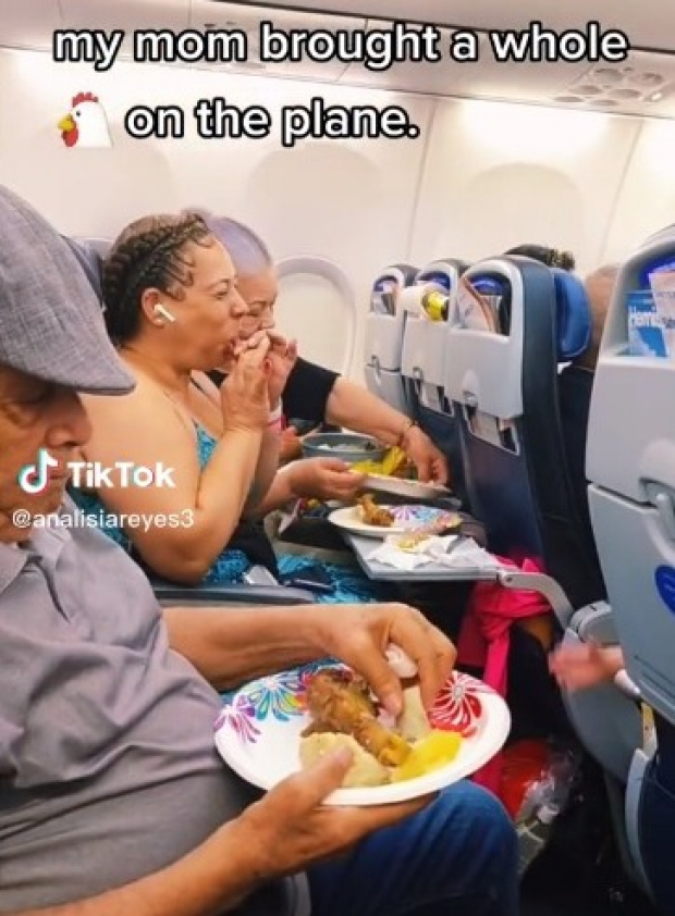 Familia causa furor por comerse un pollo rostizado mientras viajan en un avión.