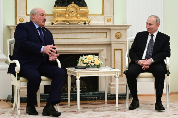 El líder del Kremlin (der.), Vladimir Putin, conversa con su aliado Aleksander Lukashenko en Moscú.