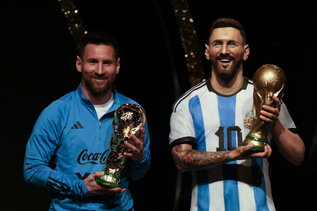 Leo Messi recibiendo un homenaje en la reciente Fecha FIFA en las instalaciones de Conmebol.