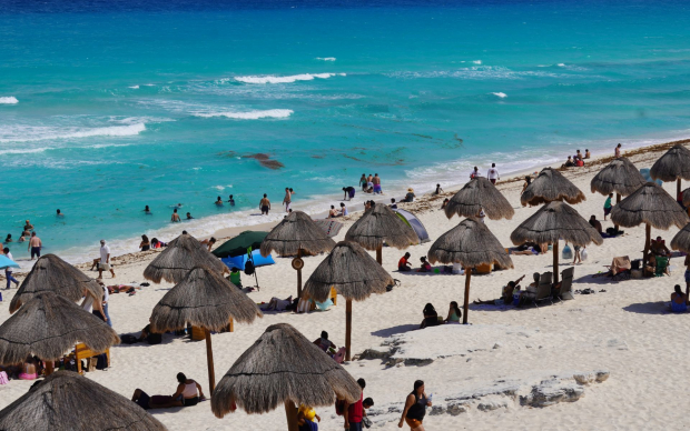 Turistas disfrutan de las playas de Cancún durante esta Semana Santa.