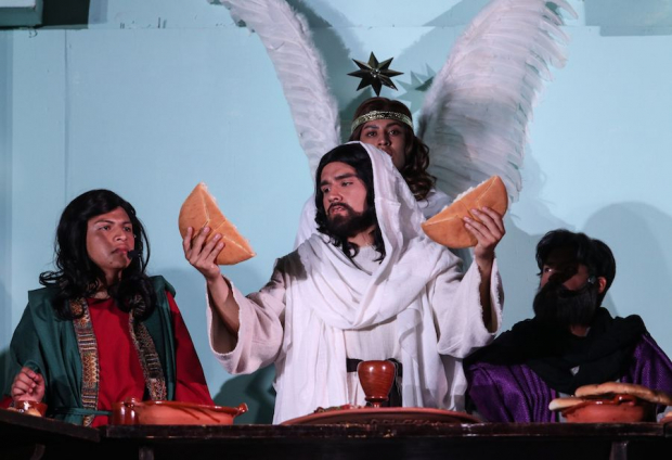 Jesús parte en pan, durante la representación de este año de la cena del Jueves Santo, en Iztapalapa.