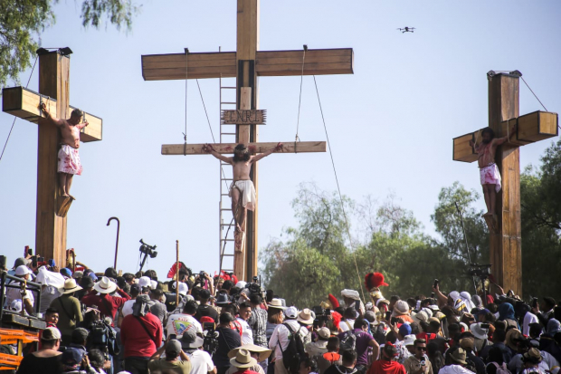 Jesucristo (centro) es crucificado junto a los 2 ladrones, Dimas y Gestas, ante miles de personas que se aborrotaron, ayer.