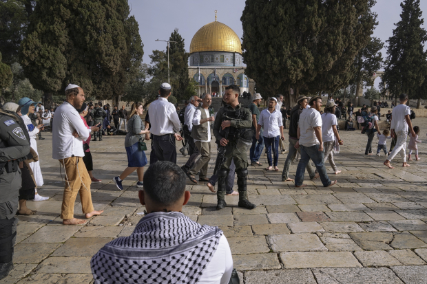 Entre medidas de seguridad, acuden a sus templos en Israel.