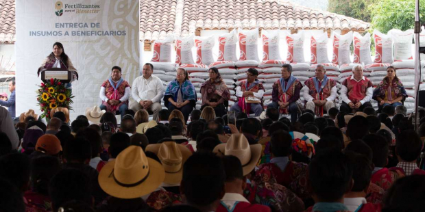 La coordinadora nacional del programa Fertilizantes para el Bienestar, Areli Cerón Trejo, sostuvo que la visión del Presidente López Obrador permitió ampliar el programa a 4 estados y luego a 9..