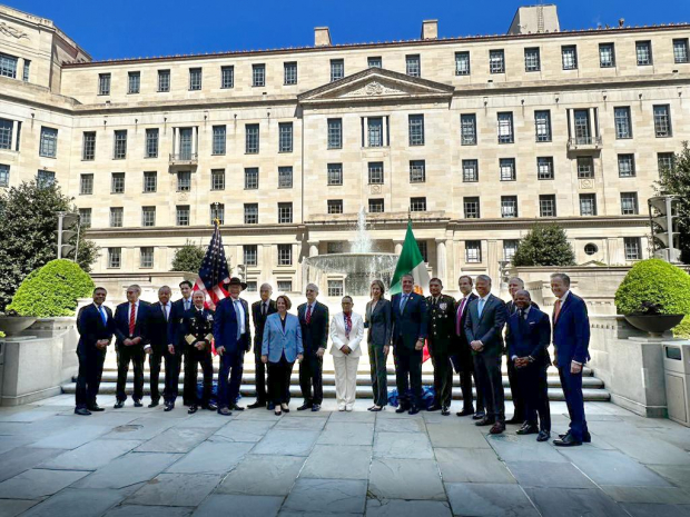 Las delegaciones de México y EU, ayer, en la reunión de alto nivel en Washington, ayer.