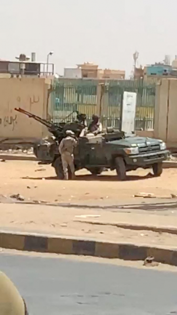Artillería pesada y vehículos militares fueron avistados en Sudan, informó Reuters.