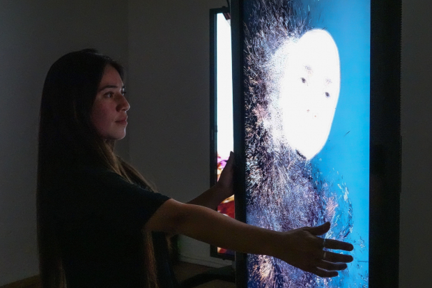 En imagen de archivo, una mujer visita la exposición Dispositivos visuales en el Cenart.