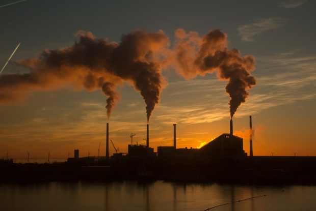 Las fábricas son lugares que generan contaminantes.
