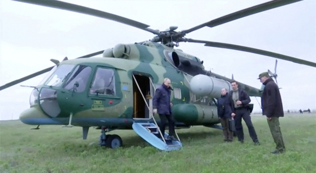 Vladimir Putin arriba a Jerson, Ucrania, en su helicóptero.