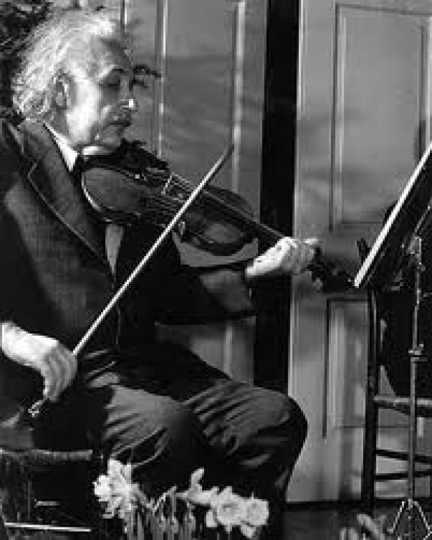 El gusto por la música lo heredo de su madre, por lo que a los seis años, Einstein ya sabía tocar con soltura el violín.