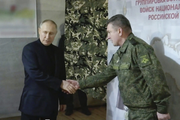 Vladimir Putin saluda al general de las tropas en Lugansk, Alexander Lapin, ayer.