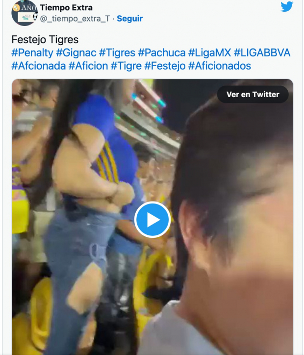 Aficionada de los Tigres se levanta la blusa en el estadio.